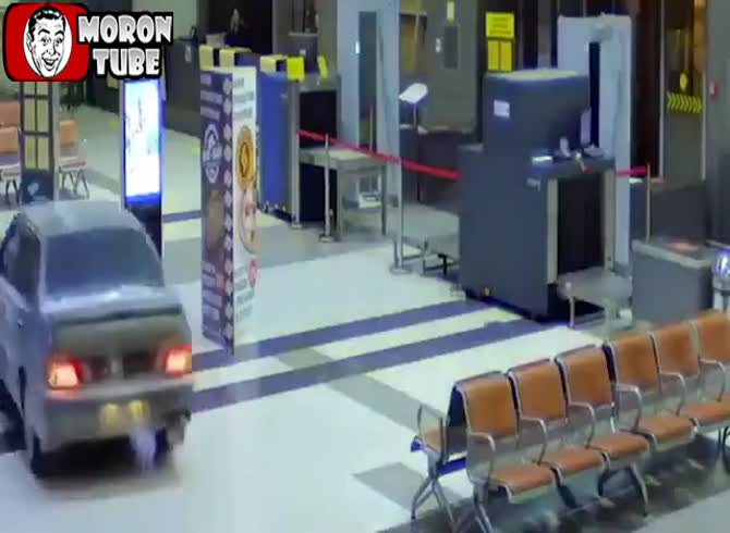 Video :A Russian driver causes chaos at an airport